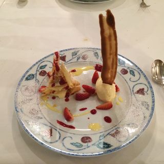 いちごのミルフィユとバニラのアイスクリーム(レストラン ラベイユ )