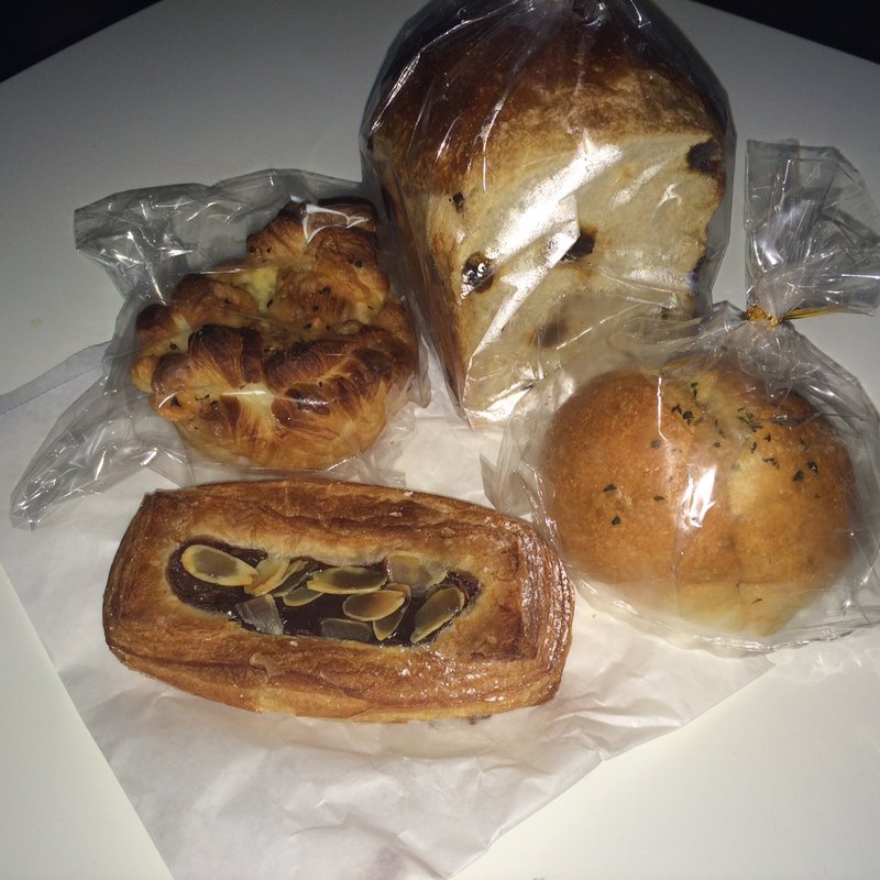 チョコレートパン　ガーリックパン　デニッシュ(Boulangerie petit blé ブランジェリープチ ブレ)