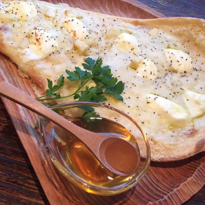 4種のチーズハニーナンピザ(スナンカフェ （Sunan Cafe）)