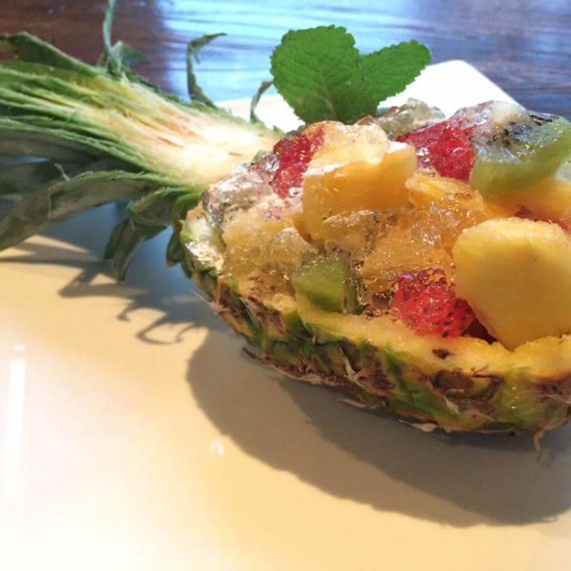 まるごとパイナップルのフルーツ盛り(スナンカフェ （Sunan Cafe）)