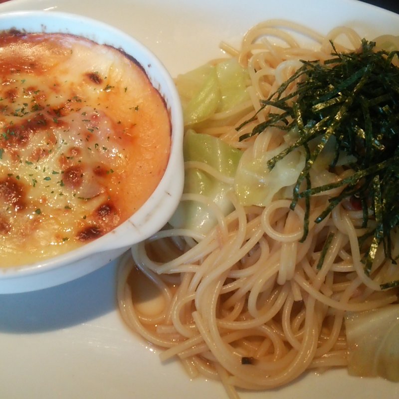 ツナ＆キャベツの和風パスタとミートドリア(バール イタリアーノ ベラ 水戸エクセル店 )