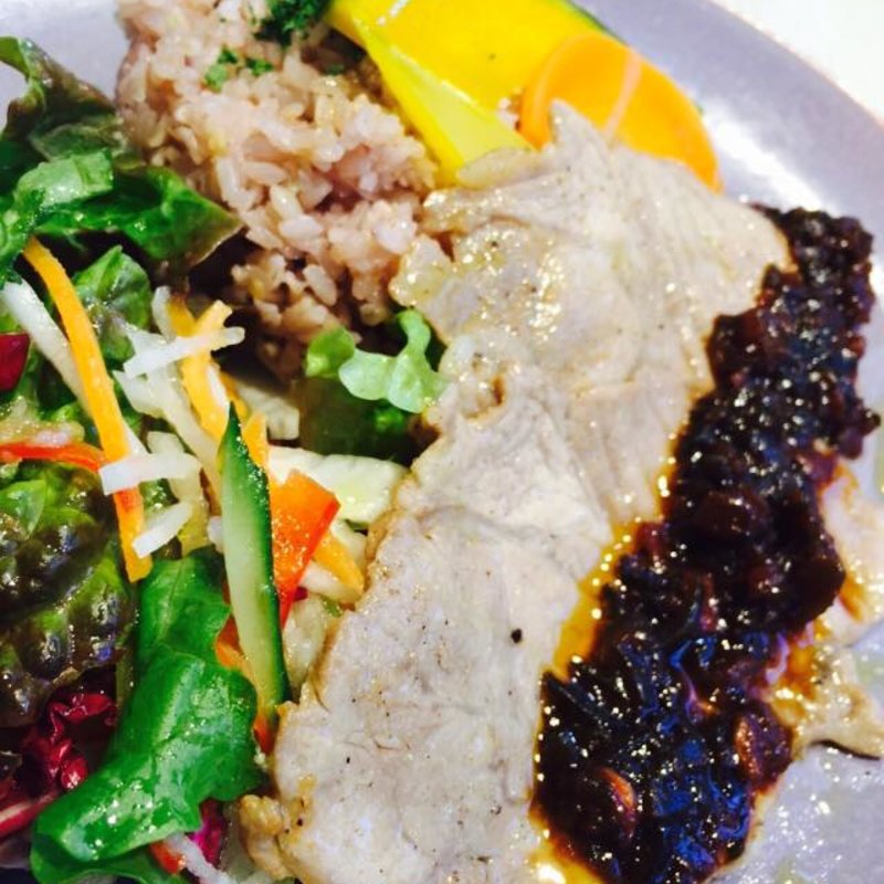 ポークソテー、トマトと豆のソースと六穀米のランチ(カフェテーブルテラス)