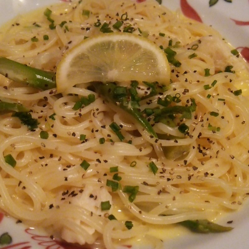 蒸し鶏とグリーンアスパラのレモンクリームパスタ(鎌倉パスタ)