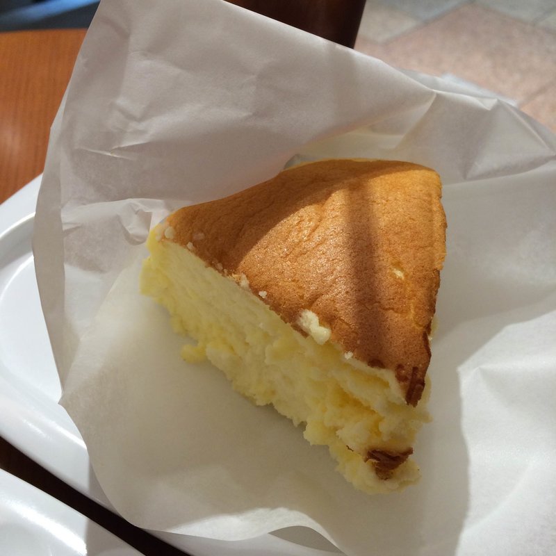 焼き立てチーズケーキセット(りくろーおじさんの店なんば本店)