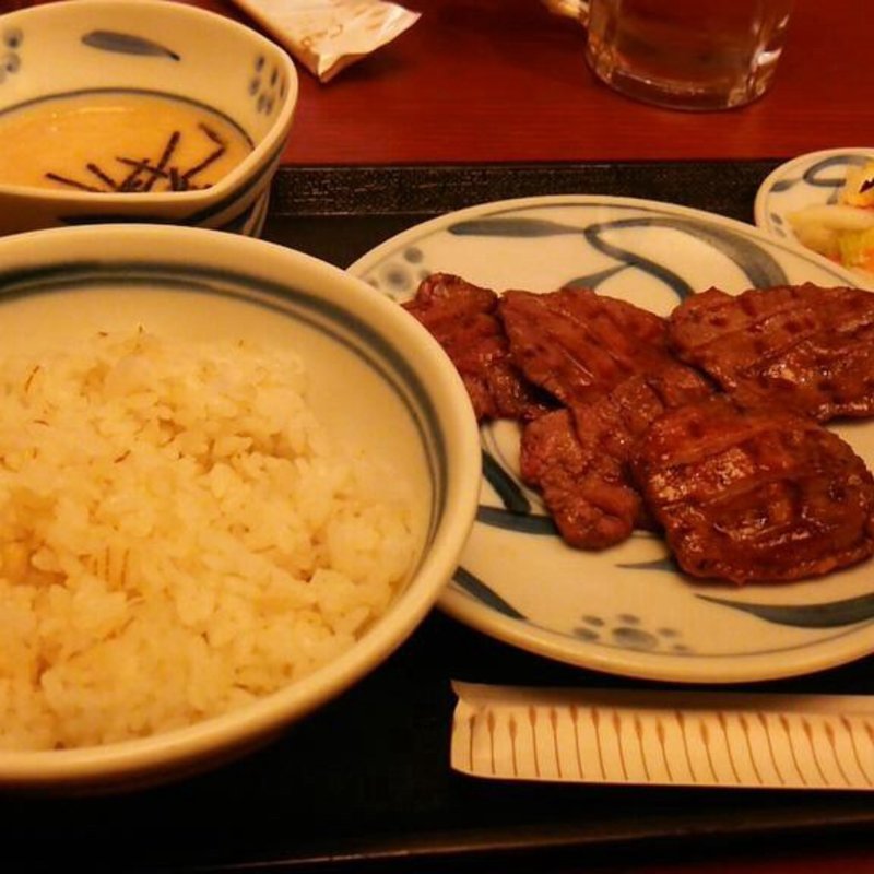 麦ごはんとラム肉(焼肉酒場 すみびや)