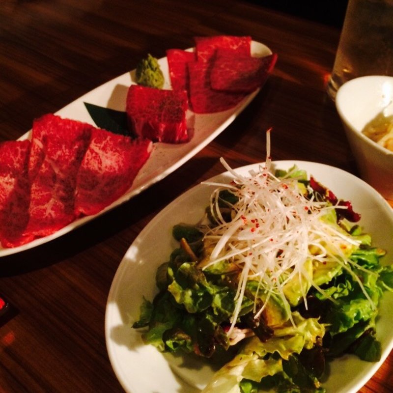 お肉3種盛とサラダ(焼肉芝浦 駒沢本店)