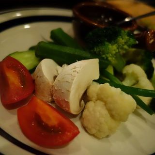 冷製の野菜サラダ　焦がしアンチョビソース(ビストロギャロ)