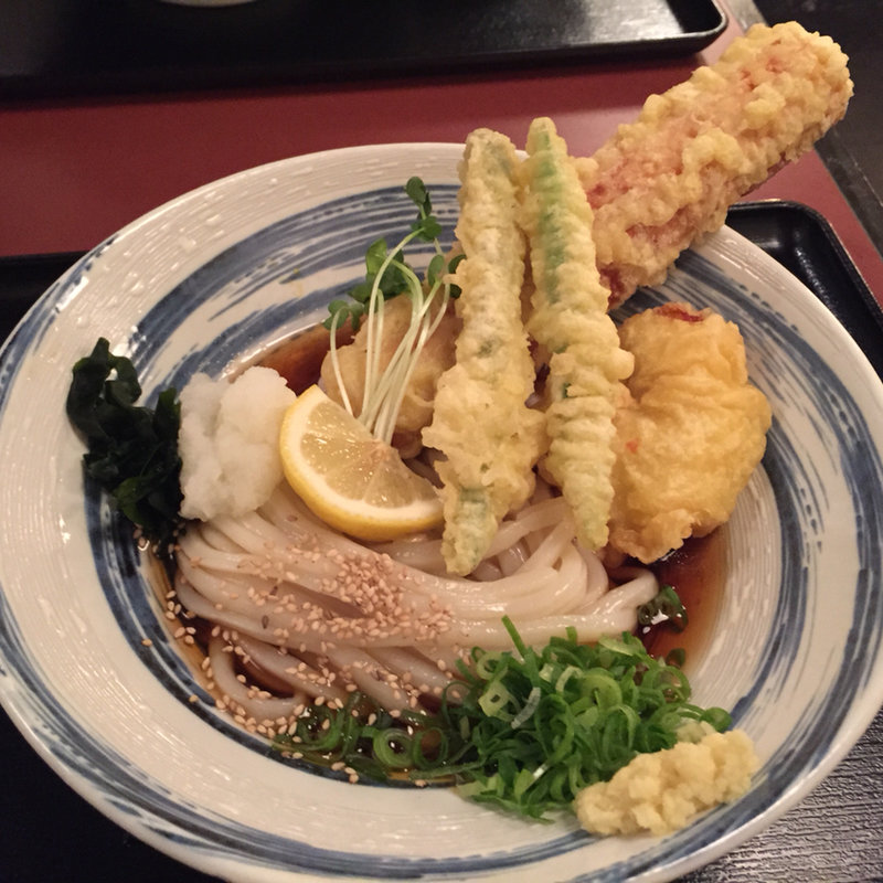 鶏とちくわとアスパラの天ぷらうどん(うどんと天ぷら 山斗)