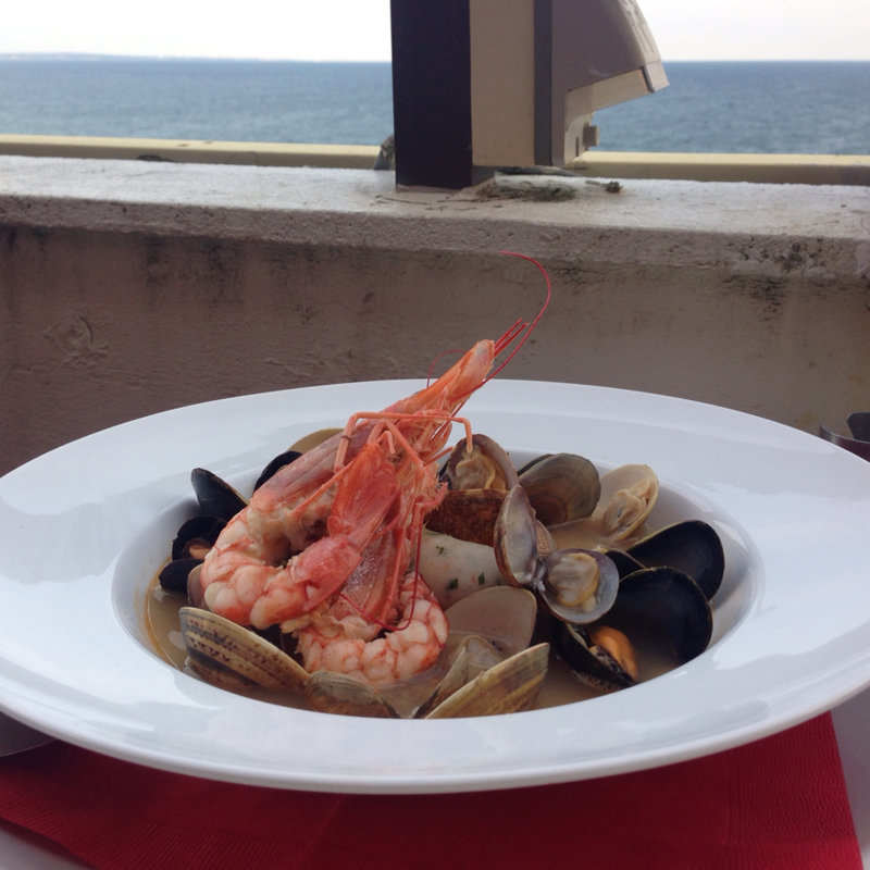 赤座エビと鮮魚のラグー、ムール貝のトマトソースリングイネ(アルマフィ ディラセーラ)