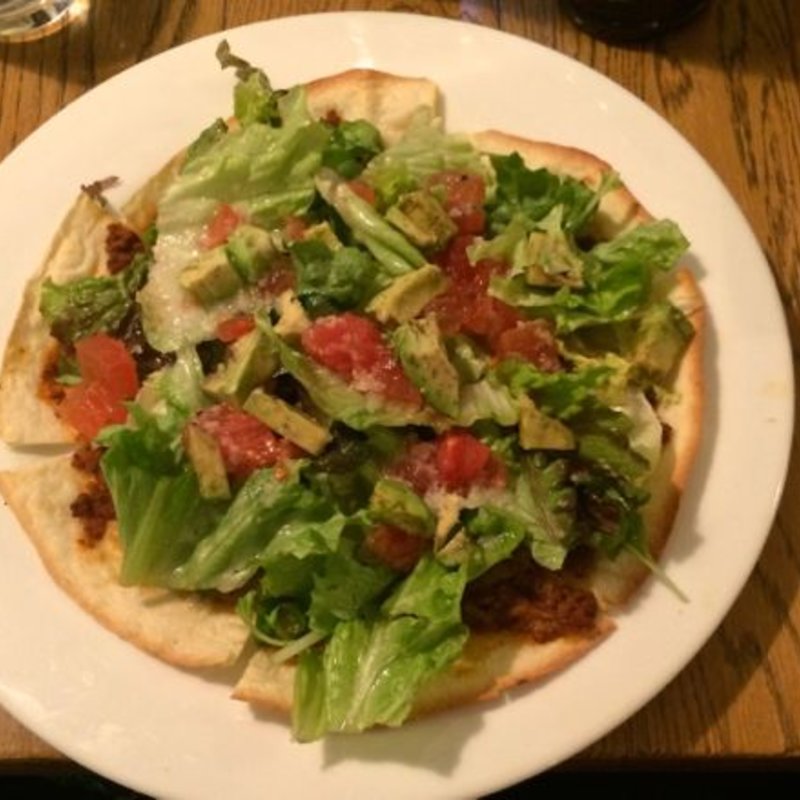 チリコンカルネとトマト、アボカドのサラダピッツァ(ジンナンカフェ （JINNAN　CAFE）)