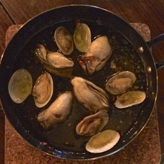 広島産牡蠣とアサリのアヒージョ
