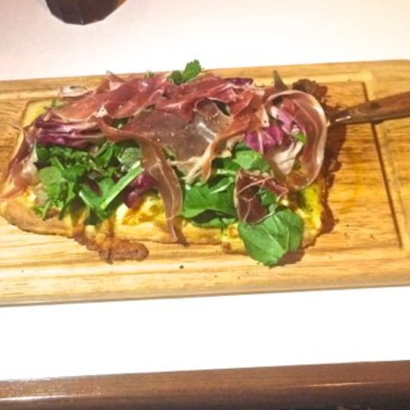 プロシュート＆リーフサラダのジェノベーゼピザ(MOJA in the HOUSE)