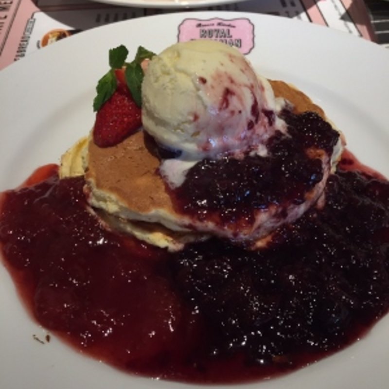 甘酸っぱいベリーベリーパンケーキ(リゾートキッチン ロイヤルハワイアン)