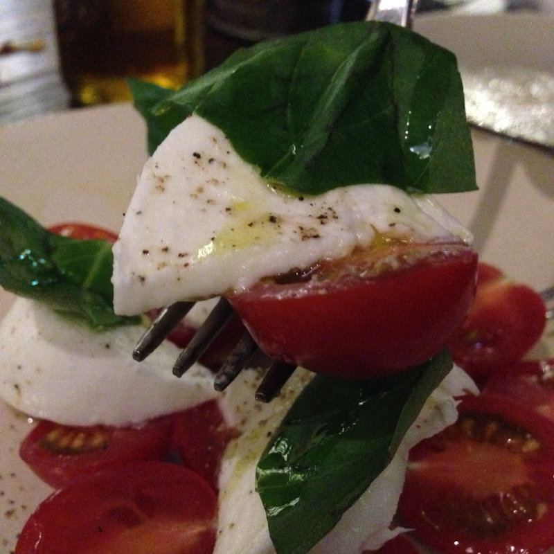 3種の水牛のモッツァレラチーズと産地直送のフルーツトマト盛り合わせ1/2(オービカ モッツァレラバー 六本木ヒルズ店 （OBIKA MOZZARELLA BAR）)