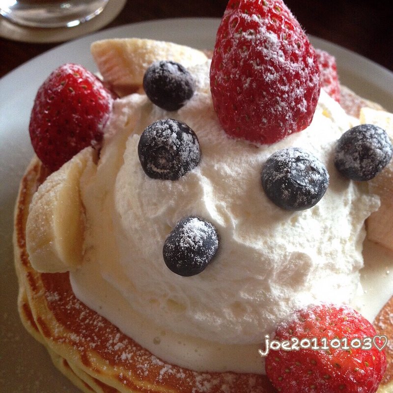 クラシックバターミルクパンケーキ　フルーツ乗せ(IVY PLACE)