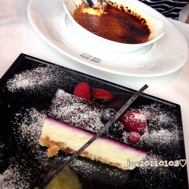 カシスソースのチーズケーキ(ブラッスリー ポール・ボキューズ ミュゼ （BRASSERIE PAUL BOCUSE Le Musee）)