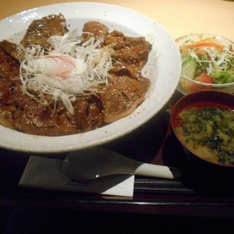 六白黒豚炭焼き丼 デラックス(薩摩肉専門店 （黒豚・黒牛・黒鶏） おいどん 渋谷店)