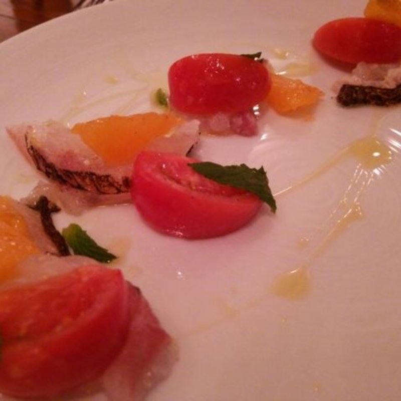 炙りの真鯛と石山農園の完熟トマト、オレンジとミントとともに(ファットリーア エッセ)