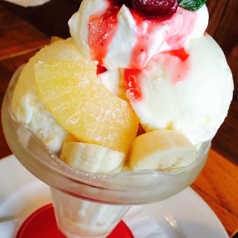 自家製ジャムと季節のフルーツパフェ(かもがわカフェ )