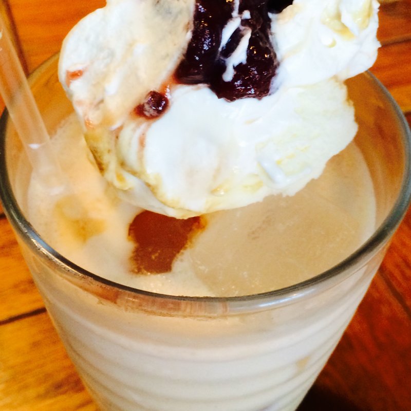 ミルクシェイクのパフェ仕立て(かもがわカフェ )