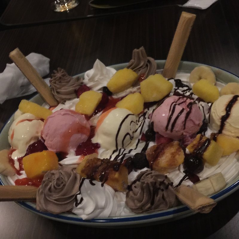 びっくりパフェ(カラオケ ビッグエコー 堺筋本町店)