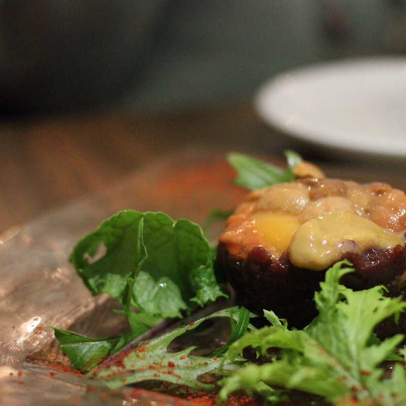 馬肉と雲丹のタルタル　卵黄添え(八十郎 新富二丁目店)