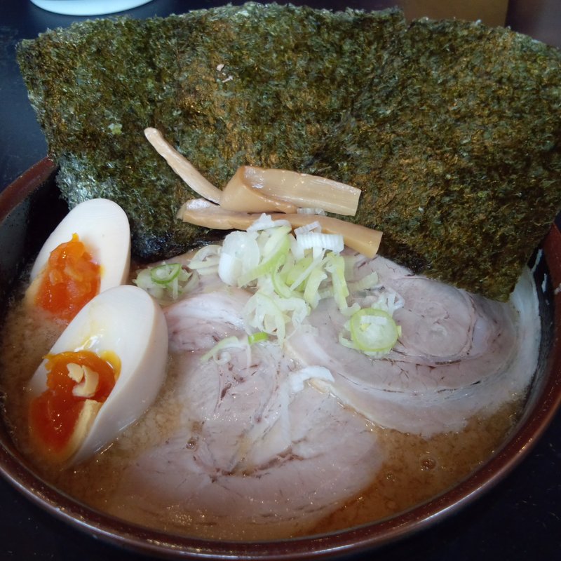 背脂濃厚味噌らーめん（細麺）＋特製トッピング (銀の豚 )