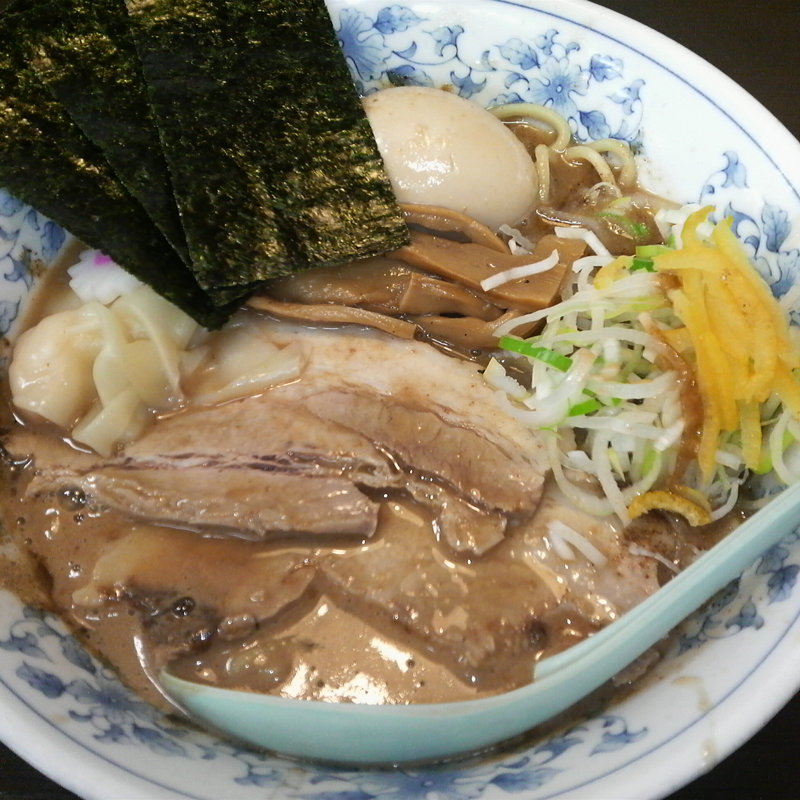 全部入り中華そば＋魚粉＋ユズ (東池袋大勝軒　桜ROZEO （ヒガシイケブクロタイショウケンサクラロゼオ）)