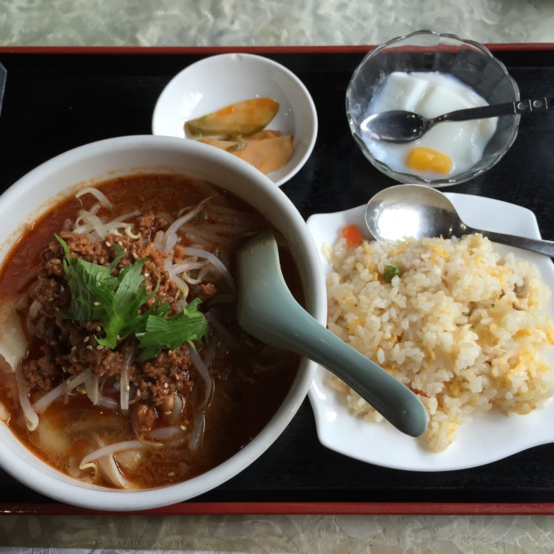 タンタン刀削麺＋半チャーハン＋漬け物(郷味屋　刀削麺 )