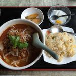 タンタン刀削麺＋半チャーハン＋漬け物