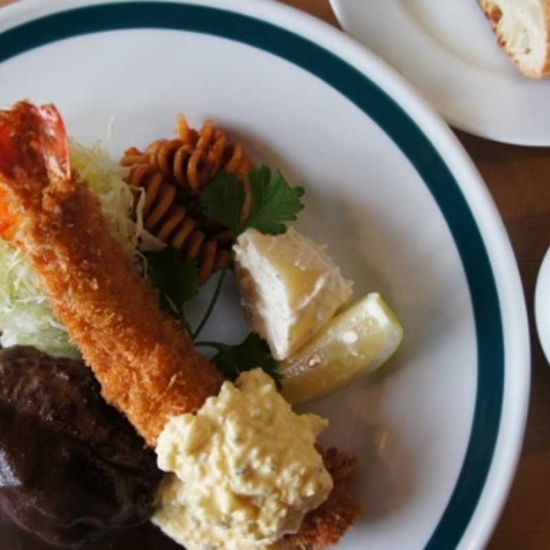 黒毛和牛のハンバーグとエビフライ(hut june berry)