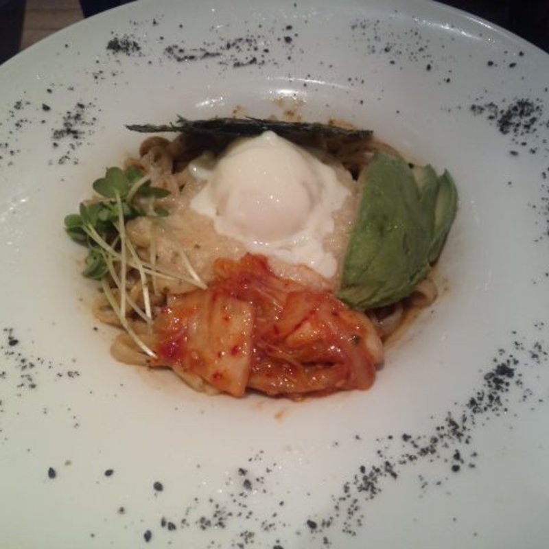 アボカドとキムチのピリ辛とろろパスタ (めん、色いろ。いつでも、おやつ。 武蔵小杉)