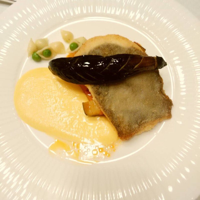 セモリナ粉をまとった地魚のポワレ(アルエット)