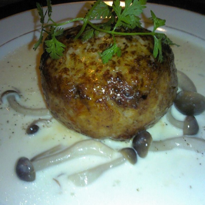 まんまるハンバーグ～きのこクリームソース～(bistro周)