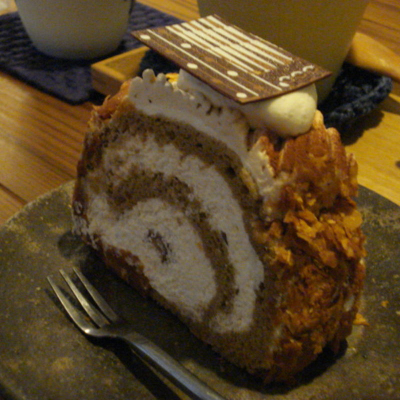 ほうじ茶焙煎ロールケーキ(Cafe kuma.co)
