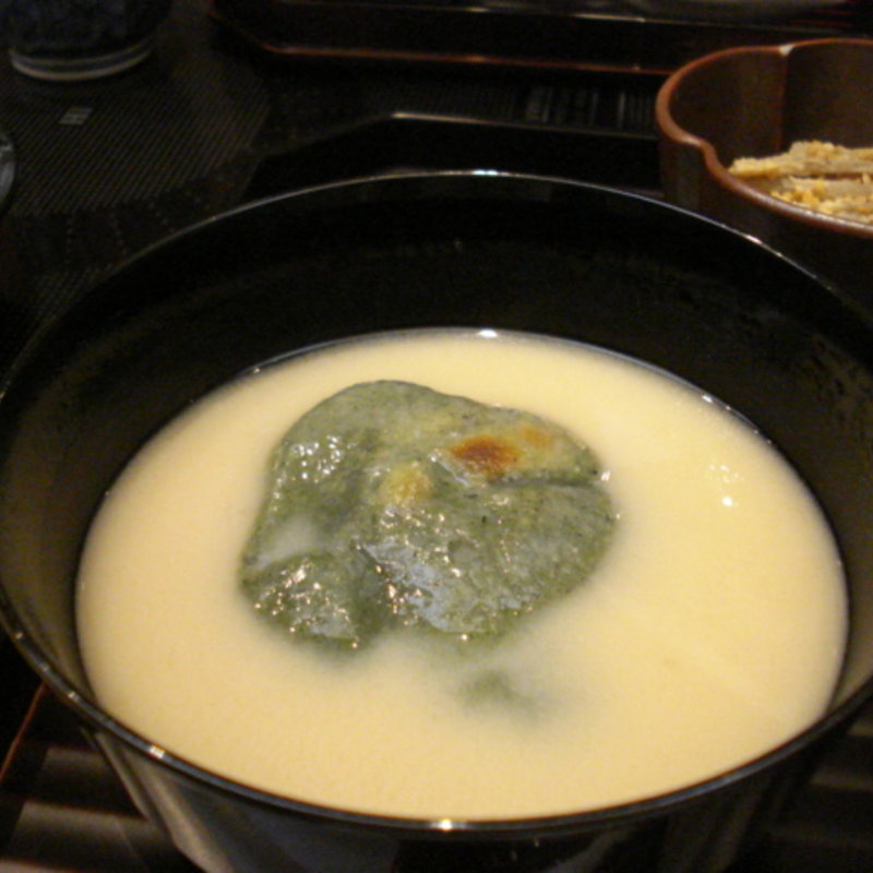 よもぎ生麩白味噌雑煮(はしたて)