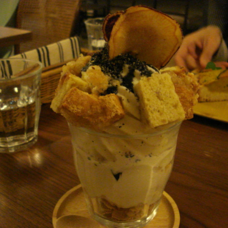 パウンドケーキパフェさつまいもチップス添え(Cafe kuma.co)