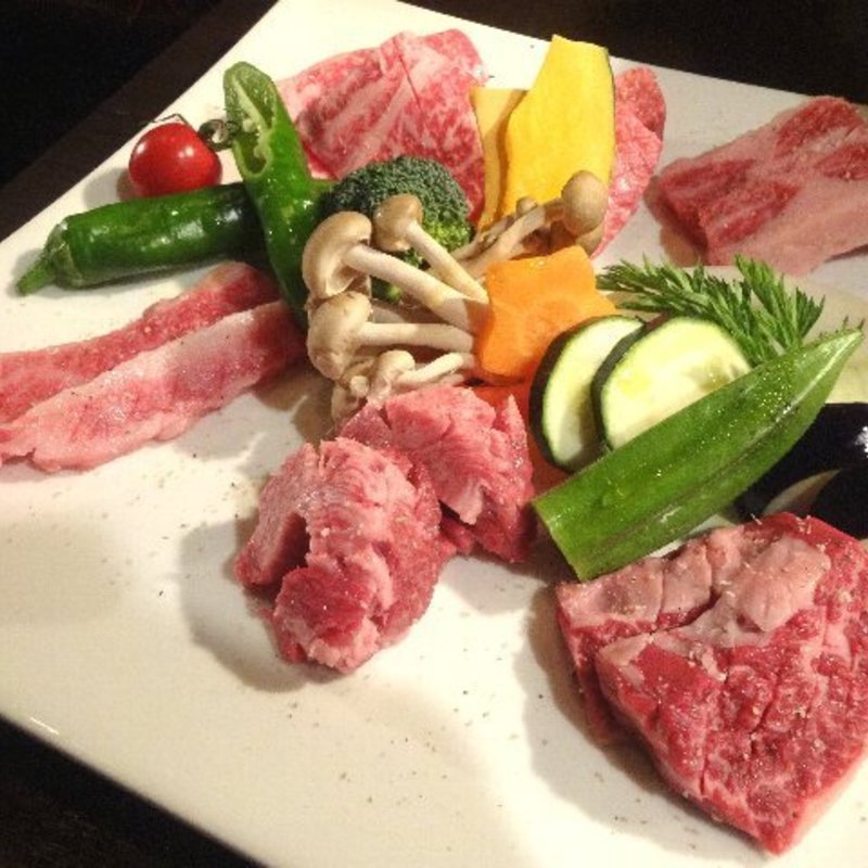 特選焼き6種と焼き野菜(炭火焼肉ひよりや)