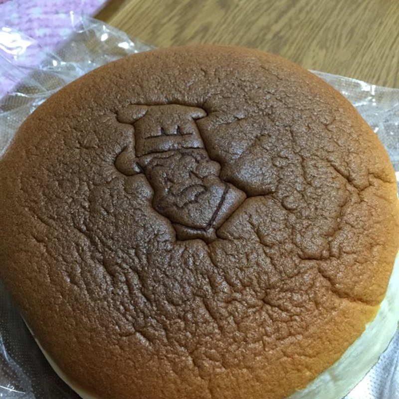 焼きたてチーズケーキ(りくろーおじさんの店なんば本店)