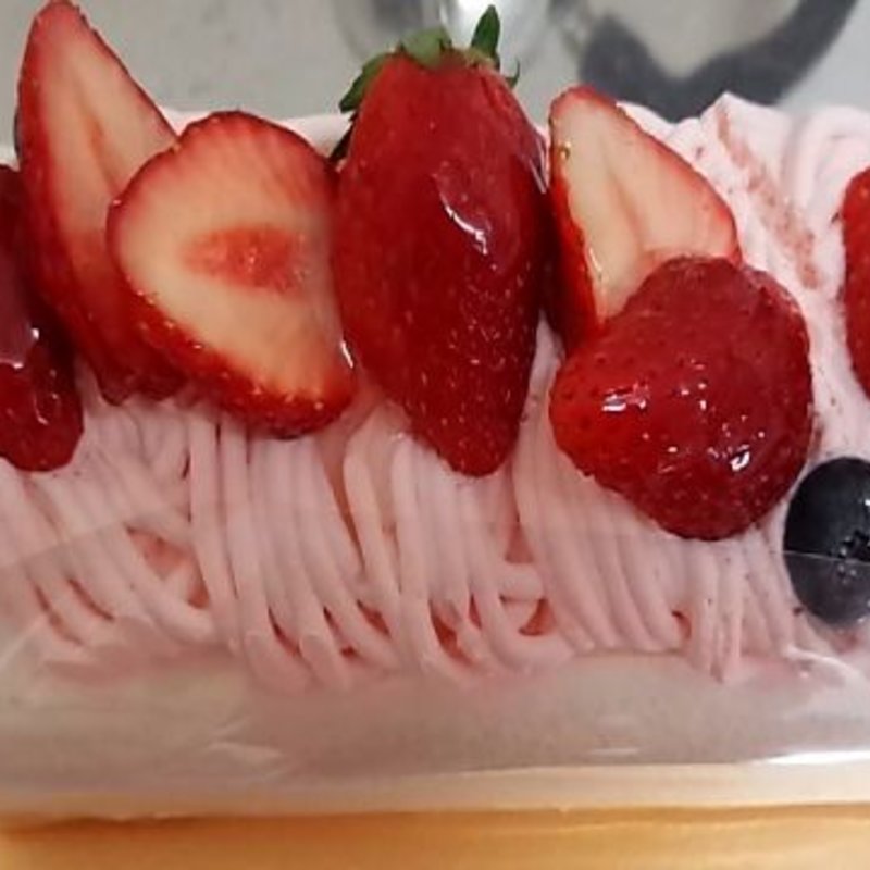 いちごのロールケーキ(（株）大麦工房ロア)