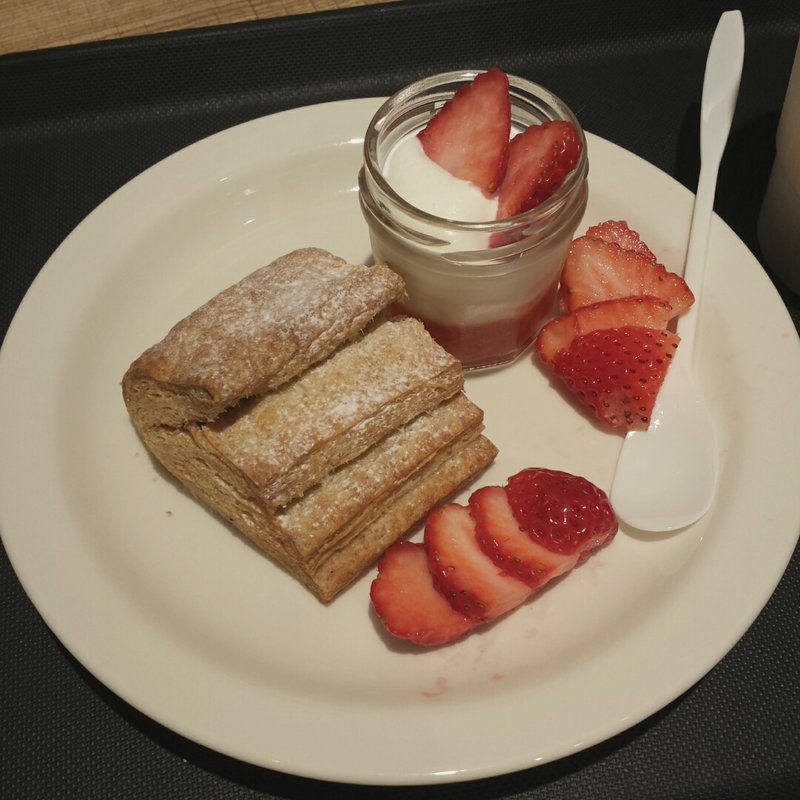 クロワッサンスコーン w/苺＆リッチクリーム(アフタヌーンティー ティースタンド)