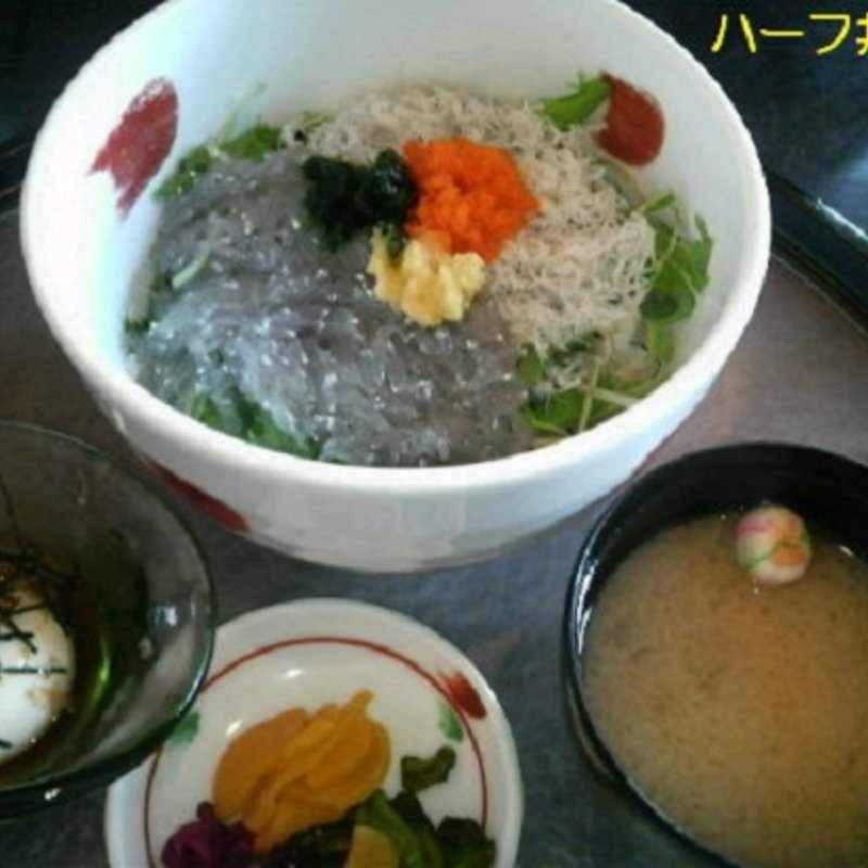 生しらす・釜揚げしらすのハーフ丼(魚華 ・ 本店)