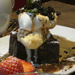 生クリームとバニラアイスを重ねたチョコケーキ(スズカフェ銀座 | SUZUCAFE Ginza)