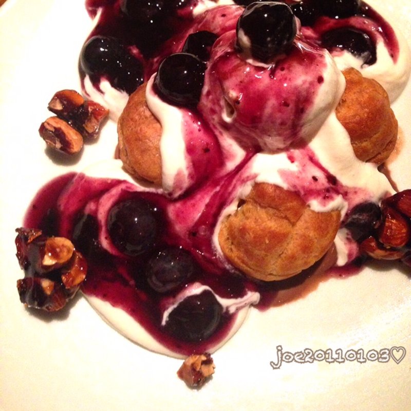 シュークリームベリーソースかけ(KNOCK CUCINA BUONA ITALIANA 六本木ヒルズ店)