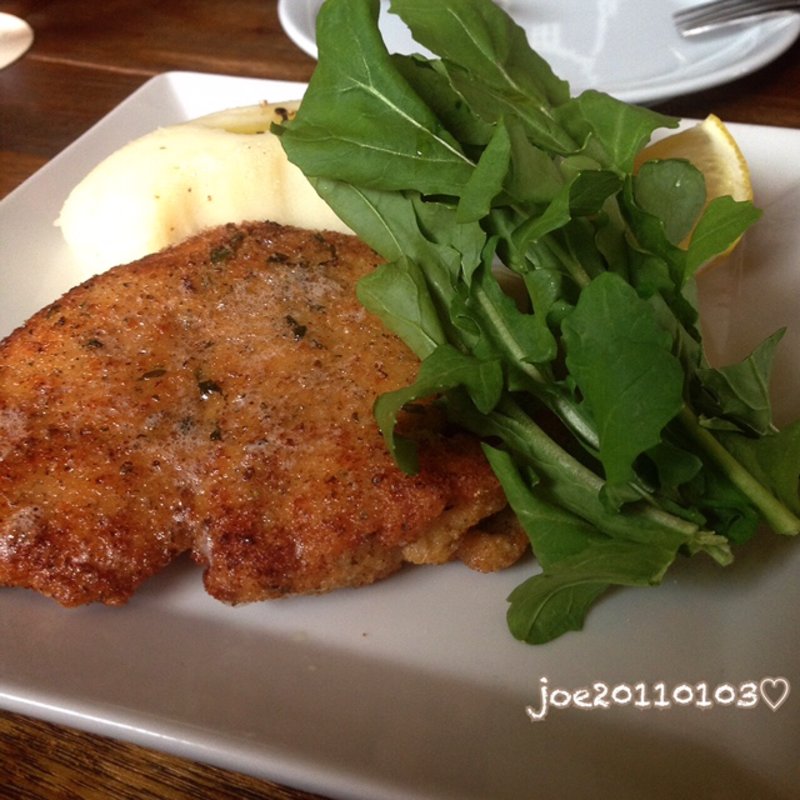 チキンのハーブカツレツ ルッコラとマッシュポテト(IVY PLACE)