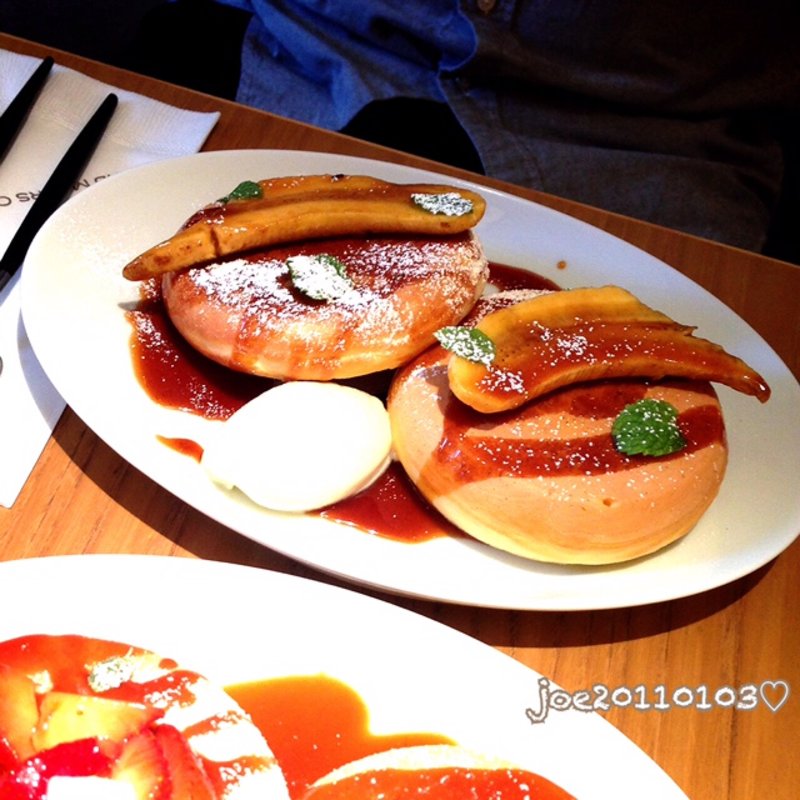 北海道産小麦で作ったバナナのパンケーキ　キャラメルソース(デイビッド・マイヤーズ カフェ)