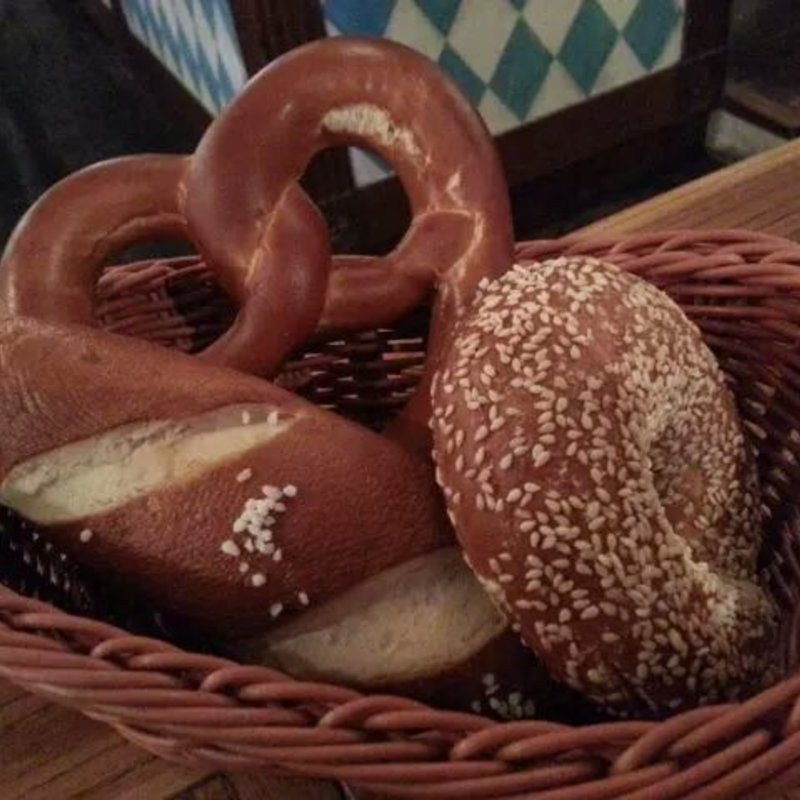 プレッツェルの盛合せ(ツムビアホフ 新宿 （Zum BIERHOF）)