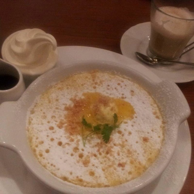 完熟バナナとキャラメルナッツのスチームパンケーキ(Cafe Holiday)