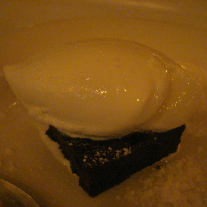 チョコレートケーキ　バニラアイス添え(洋食katsui)