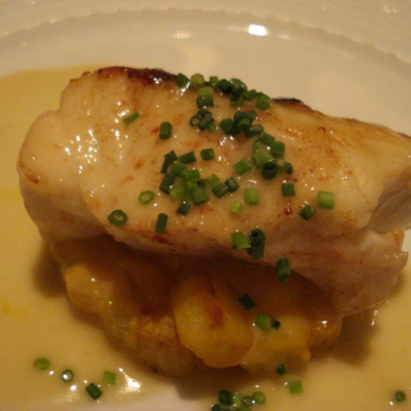 玄界灘で取れた鯛のポアレ(CALENDRIER(カランドリエ))